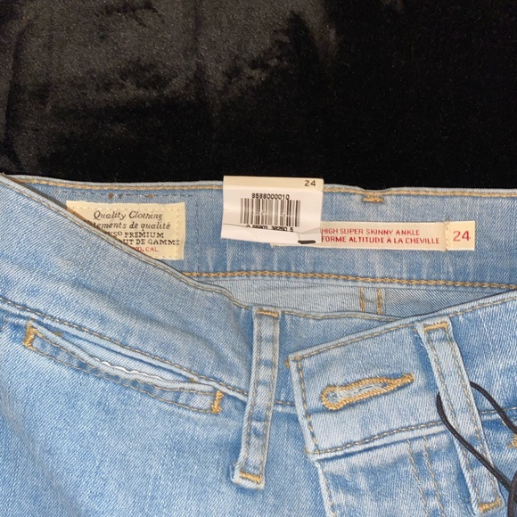 Light wash Levi’s - Picture 4 of 4